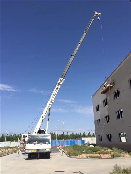 金寨县“轻装强干”—— 吊车的 “轻量化臂架” 技术